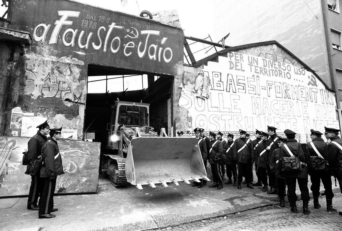 Il governo Meloni celebra la fine di decenni di illegalità con lo sgombero del Leoncavallo