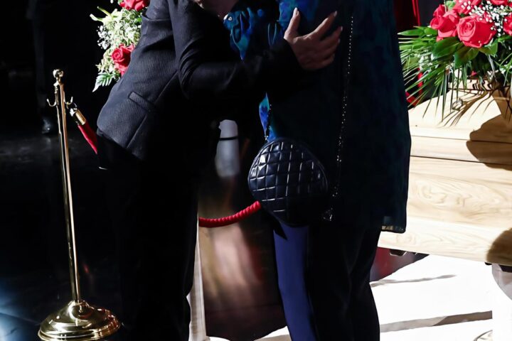 Il grande omaggio a Pippo Baudo: centinaia di volti dello spettacolo rendono omaggio al conduttore scomparso