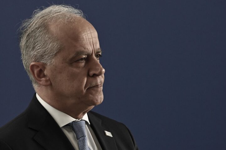 Il ministro Piantedosi difende l'uso del taser: «Strumento imprescindibile, polemiche infondate»