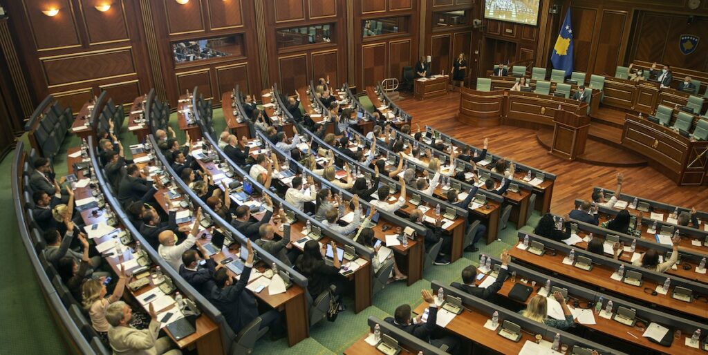 Il parlamento del Kosovo non riesce a eleggere il vicepresidente serbo, persistono le tensioni