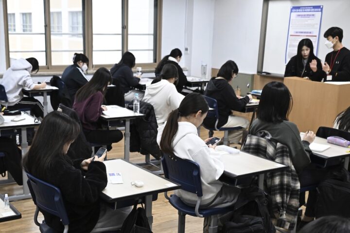 Il parlamento sudcoreano approva il divieto dell'uso di telefoni e tablet nelle scuole dal 2026