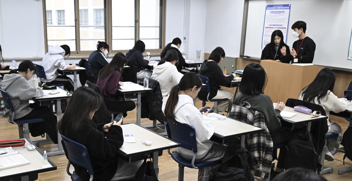 Il parlamento sudcoreano approva il divieto dell'uso di telefoni e tablet nelle scuole dal 2026