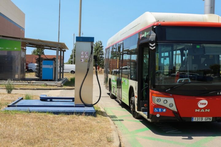 Il primo autobus a biometano prodotto da acque reflue inizia a circolare a Barcellona