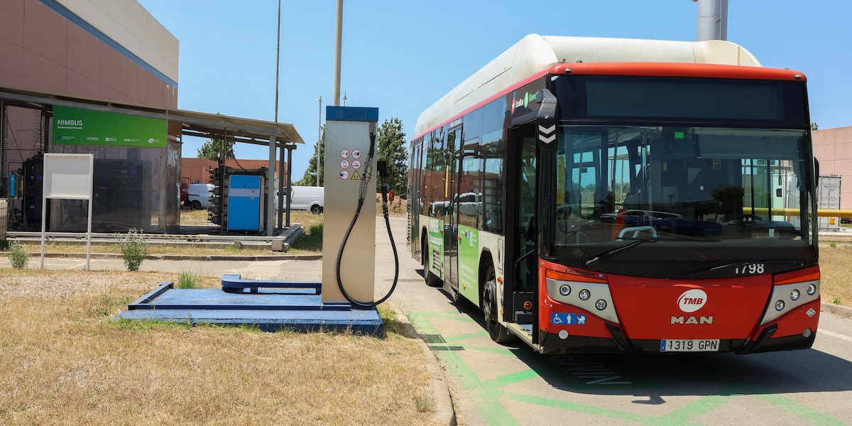 Il primo autobus a biometano prodotto da acque reflue inizia a circolare a Barcellona