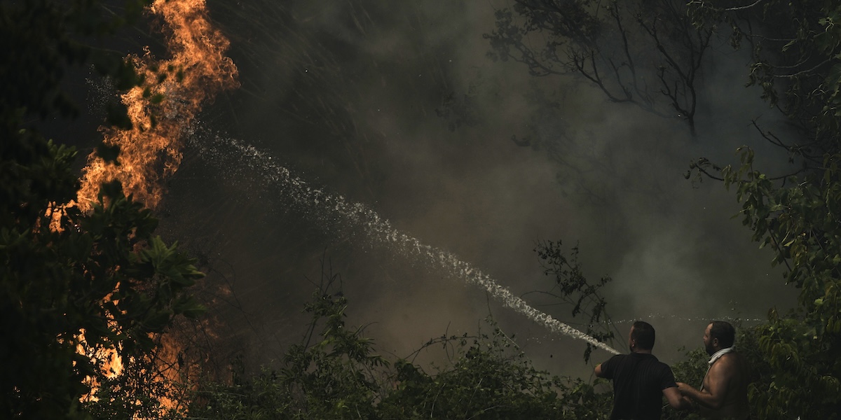 Incendi boschivi devastanti in Grecia vicino a Patrasso, Chios e Zante