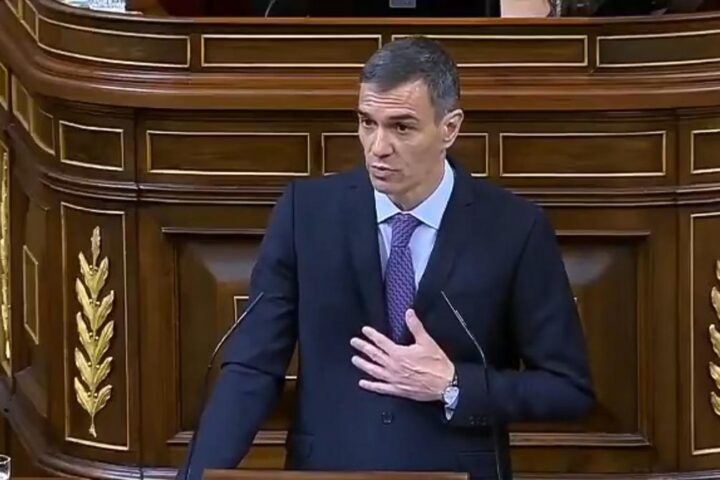 Incendi in Spagna: il premier Pedro Sánchez fischiato, la moglie indagata per appropriazione indebita