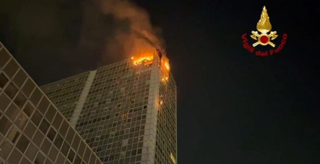 Incendio a Napoli: tragedia evitata, video shock del grattacielo in fiamme