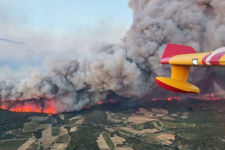 Incendio devastante nel sud-ovest della Francia