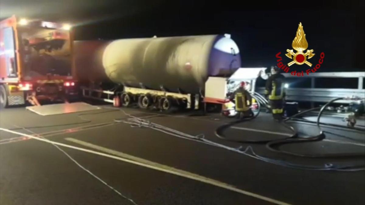 Incendio di una cisterna Gpl sull’A1: autostrada chiusa e 15 km di code tra Orte e Roma