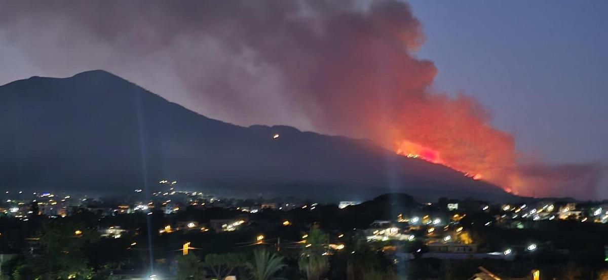 Incendio nel parco del Vesuvio, centinaia senza tetto