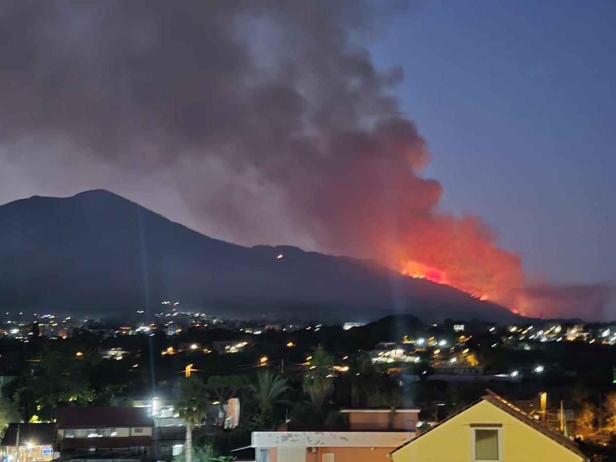 Incendio sul Vesuvio: più fronti attivi e operazioni per domare le fiamme