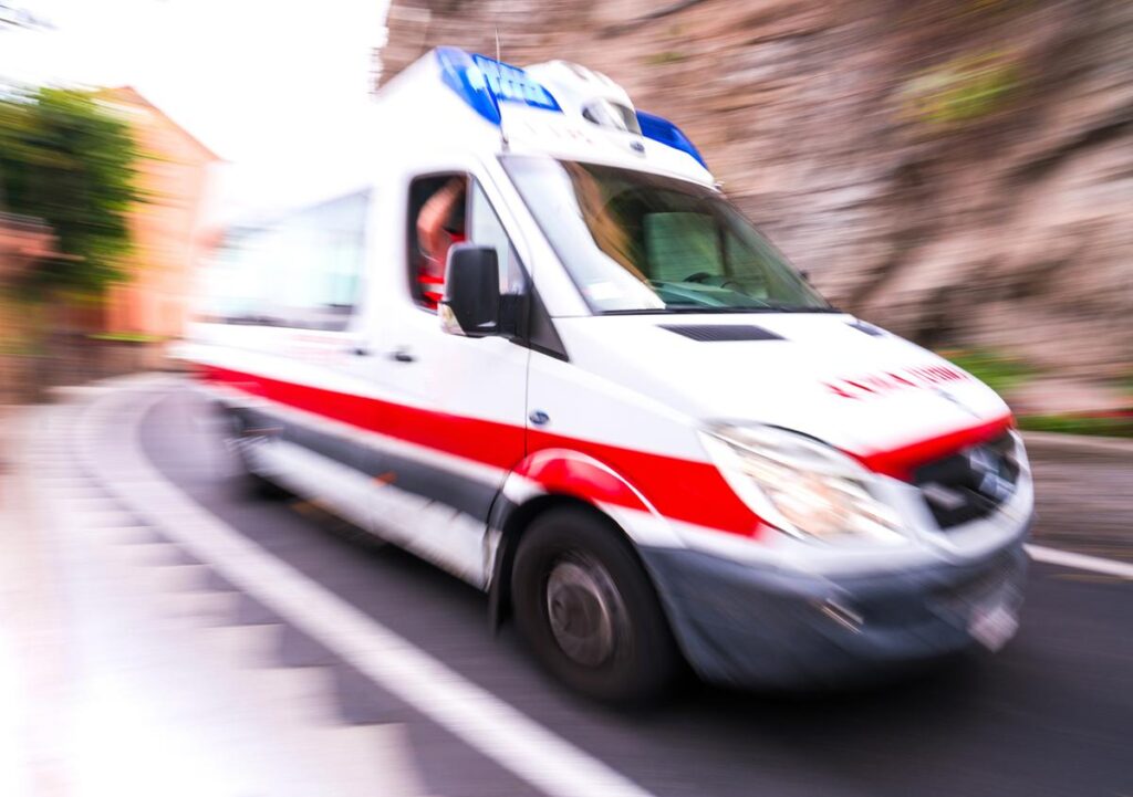 Incidente mortale ad Ardea: un pedone deceduto e uno gravemente ferito dopo investimento da alta velocità
