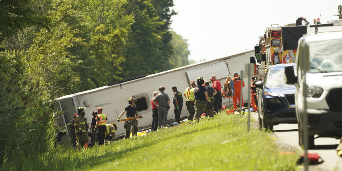 Incidente mortale di un autobus vicino a Pembroke, New York: diverse vittime, tra cui un bambino
