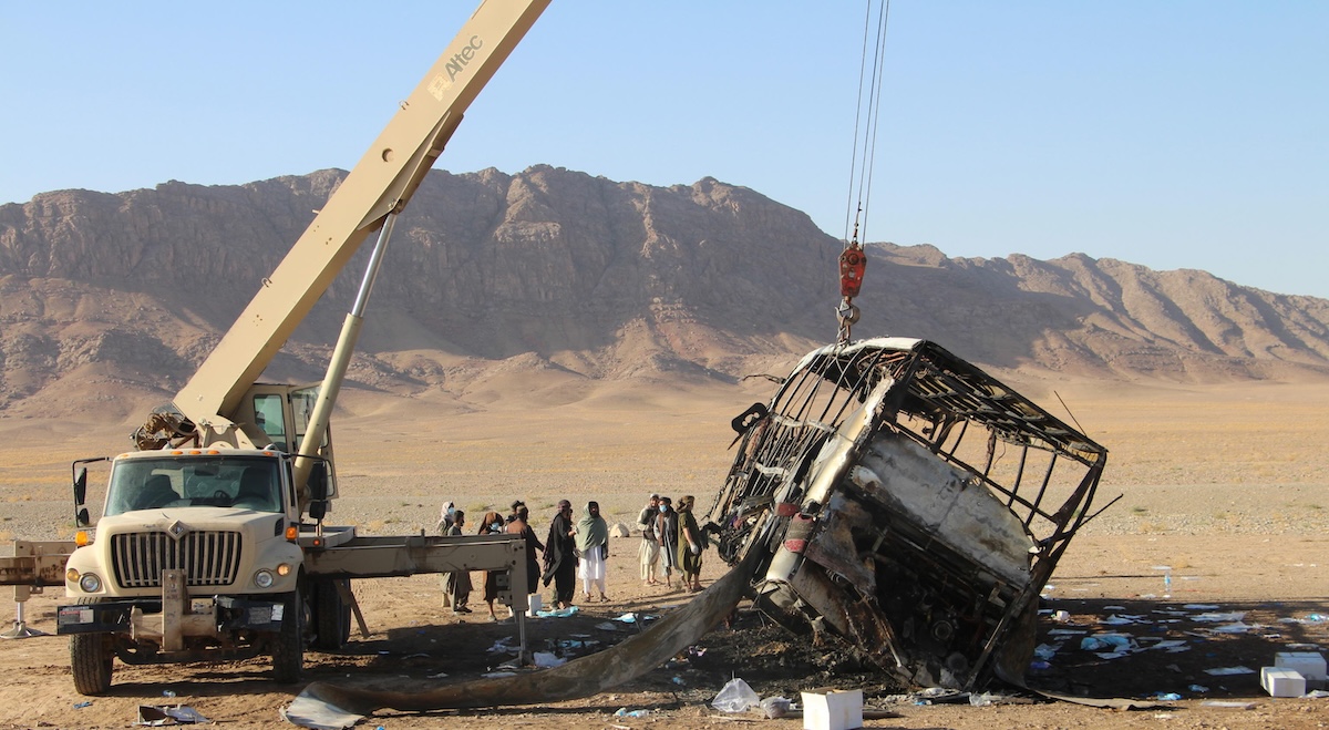 Incidente mortale in afghanistan: almeno 79 vittime nello scontro tra camion e autobus a herat