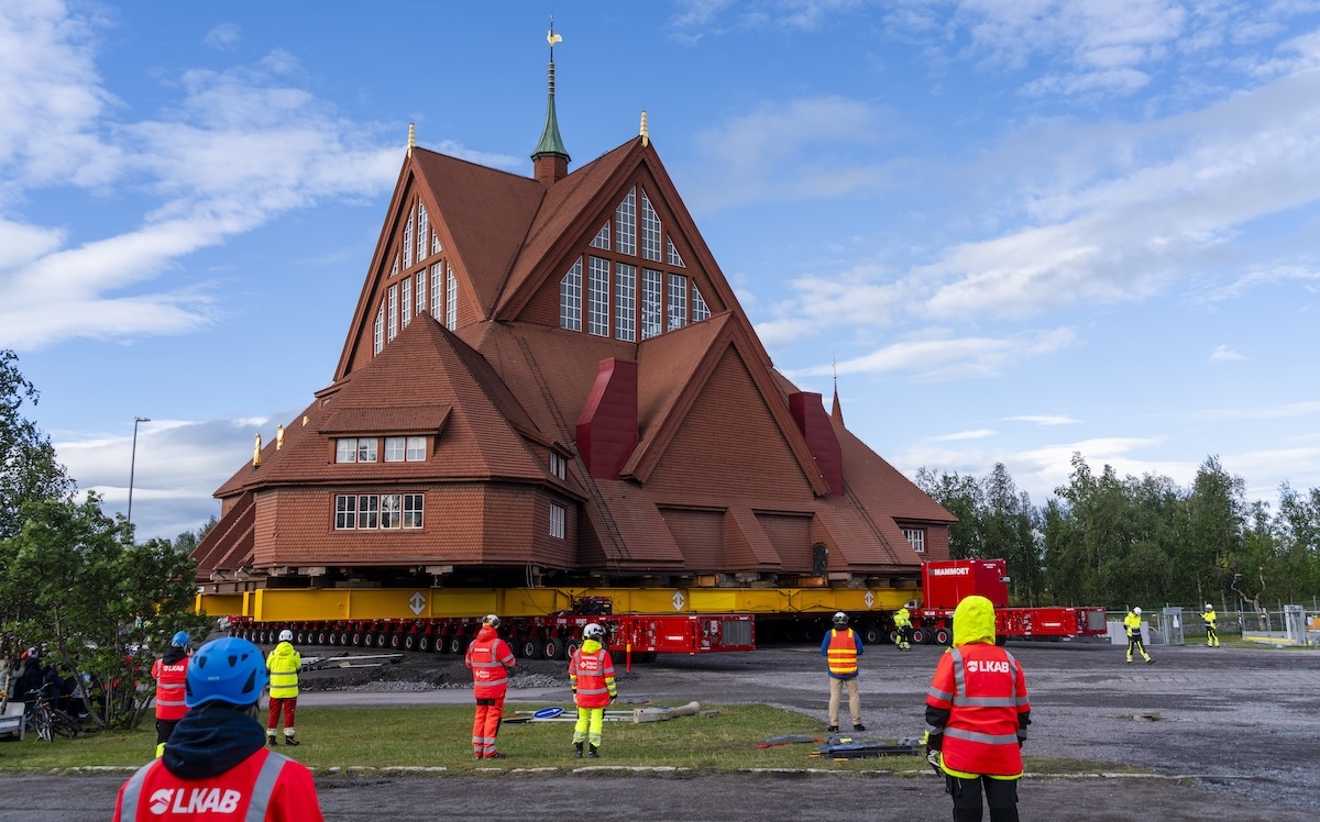Inizia il trasporto della chiesa di Kiruna in Svezia per salvaguardare il centro città