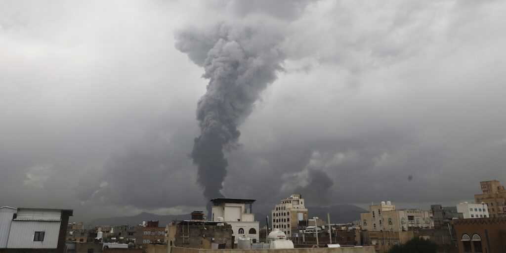 Israele bombarda per la seconda volta in cinque giorni la capitale yemenita Sana’a