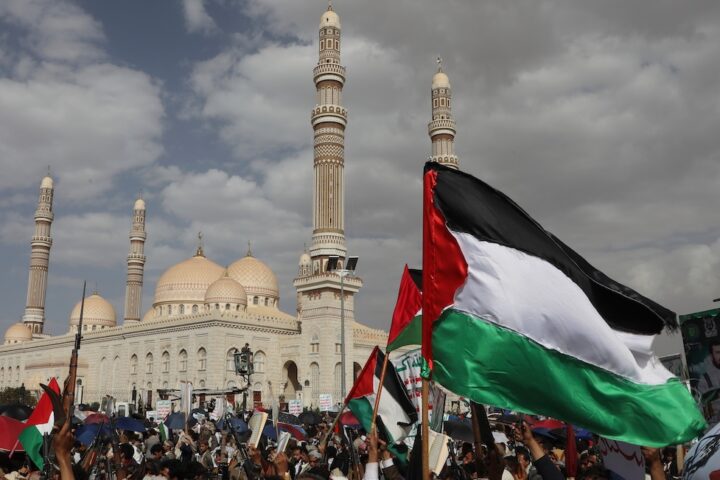 Israele bombarda Sana’a, capitale dello Yemen controllata dagli Houthi