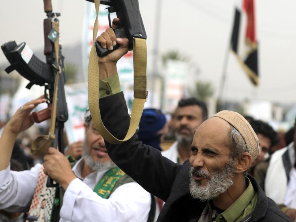 Israele esegue attacco a Sanaa mirato a esponenti Houthi durante riunione fondamentale