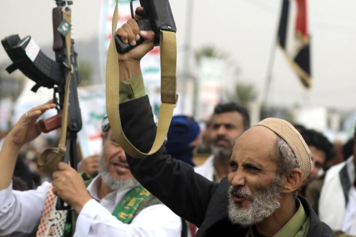 Israele esegue attacco a Sanaa mirato a esponenti Houthi durante riunione fondamentale