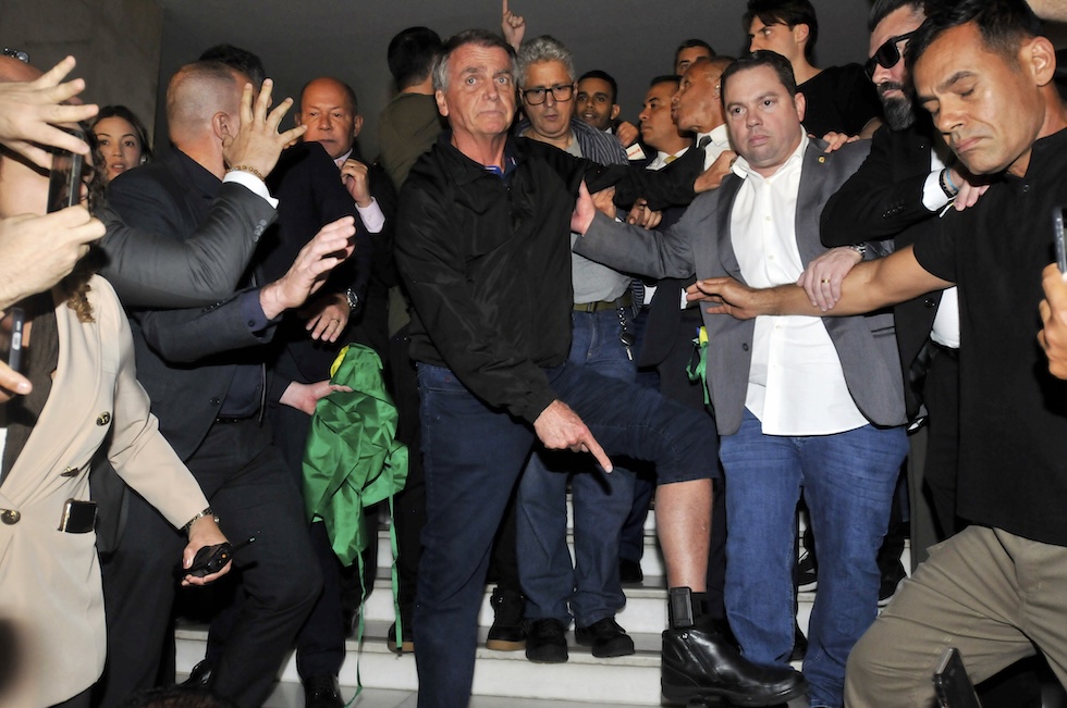 Jair Bolsonaro posto agli arresti domiciliari