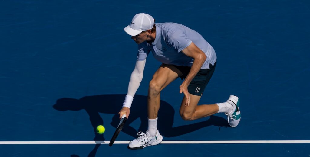 Jannik Sinner si ritira dalla finale del Masters 1000 di Cincinnati, vince Alcaraz