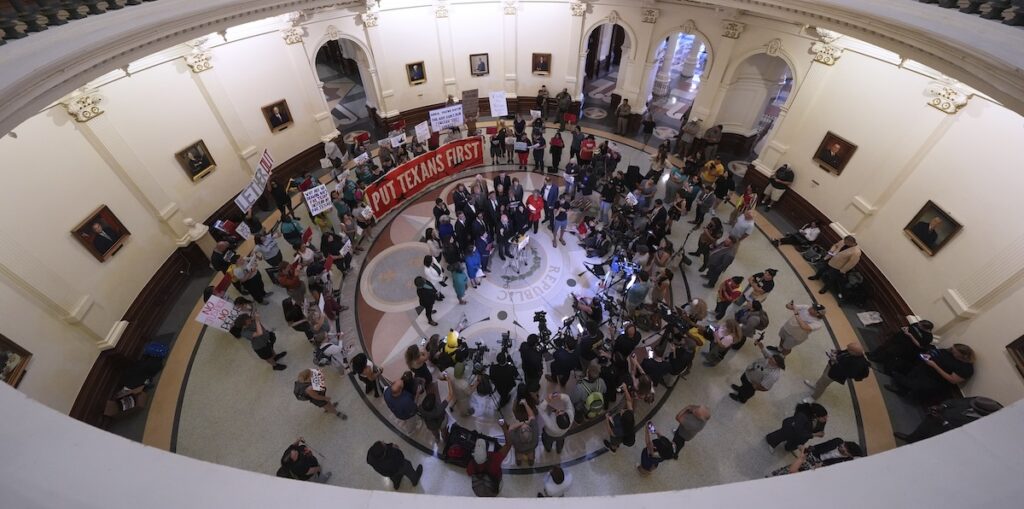 La Camera dei deputati del Texas approva legge contestata sui collegi elettorali a favore dei Repubblicani