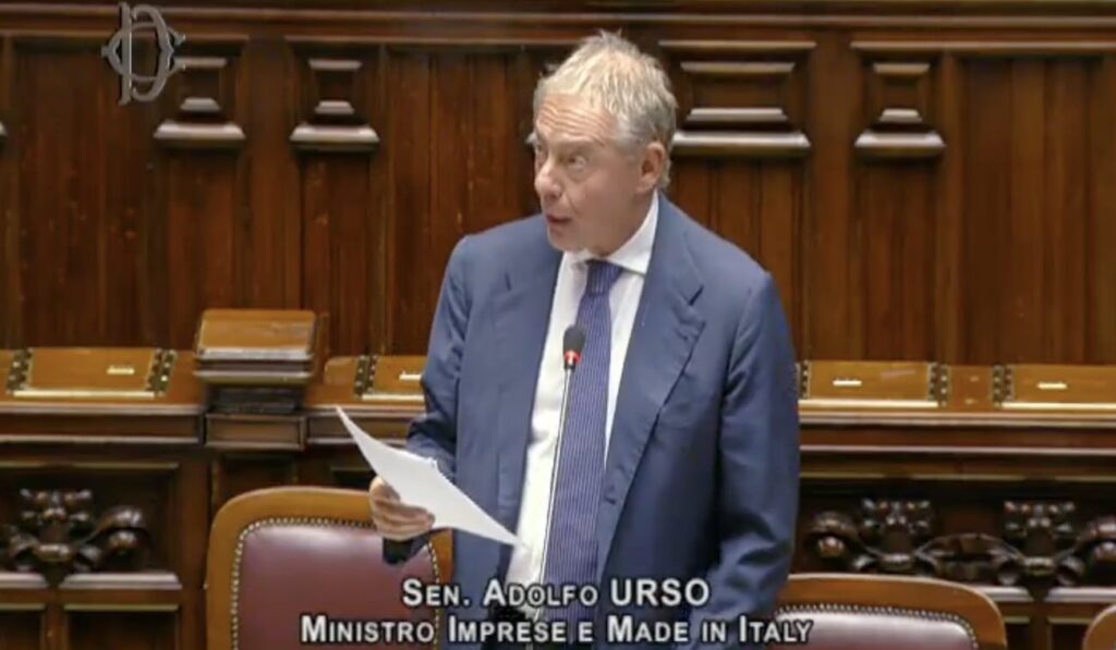 La gaffe del ministro Urso alla Camera: l'Italia come "fattoria" dell'intelligenza artificiale