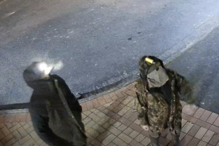 La polizia neozelandese pubblica un video che mostra Tom Phillips, scomparso con i figli nel 2021