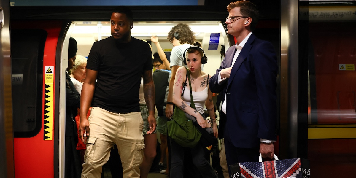 La TfL lancia una campagna per invitare i passeggeri a usare le cuffie sui mezzi pubblici di Londra