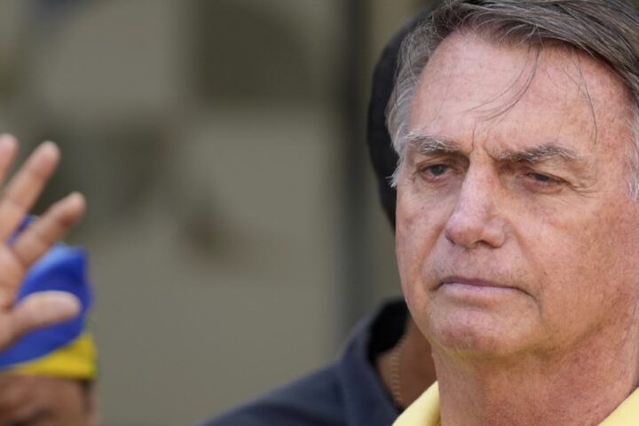 La vigilanza su Jair Bolsonaro è rafforzata per rischio di fuga all'estero