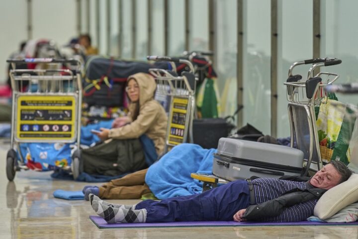 L'aeroporto di Madrid allontana i senzatetto che vi dormivano