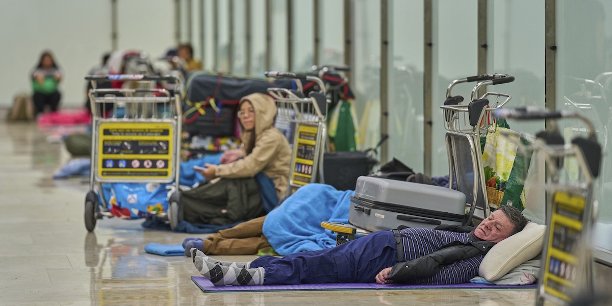 L'aeroporto di Madrid allontana i senzatetto che vi dormivano