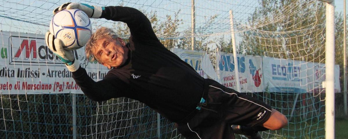 Lamberto Boranga, 82 anni, pronto a tornare in campo come portiere a Trevi