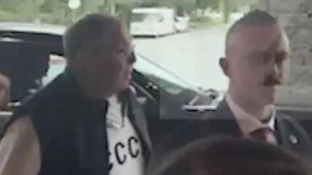 Lavrov indossa una felpa Cccp in Alaska: un richiamo nostalgico all'URSS nel contesto del colloquio tra Putin e Trump