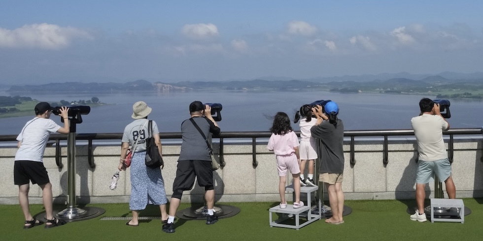 Le due Coree si sono scambiate un gesto amichevole al confine