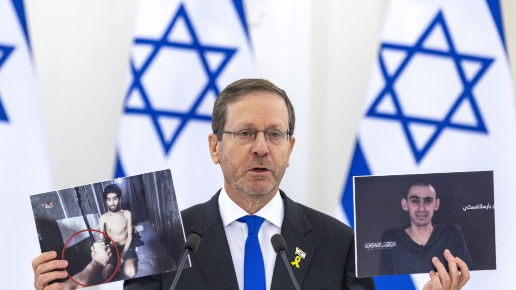 Le famiglie degli ostaggi mostrano le foto: «La guerra deve finire»