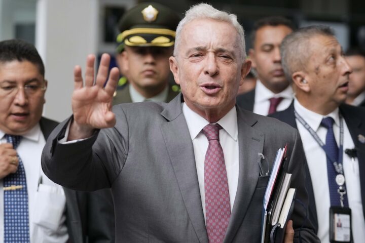 L’ex presidente colombiano Álvaro Uribe condannato a 12 anni di arresti domiciliari