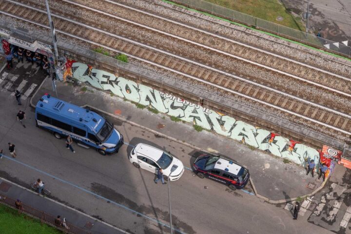 Lo sgombero del Leoncavallo dopo 31 anni: reazioni contrapposte tra governo e opposizione a Milano