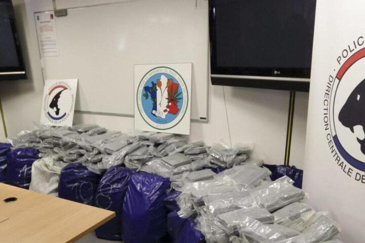 Lo «tsunami bianco» colpisce la Francia: oltre 200 mila coinvolti nella distruzione della cocaina