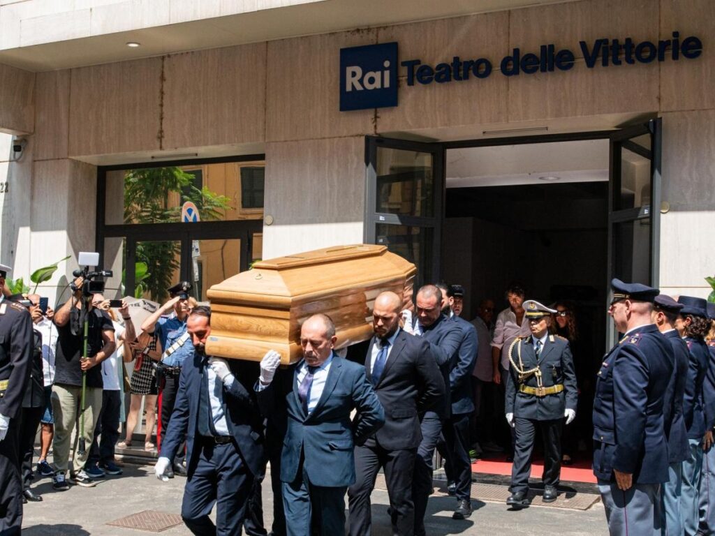 L'ultimo viaggio di Pippo Baudo: omaggio a Roma e funerali a Militello