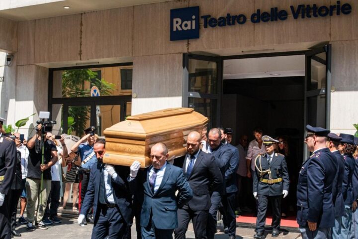 L'ultimo viaggio di Pippo Baudo: omaggio a Roma e funerali a Militello