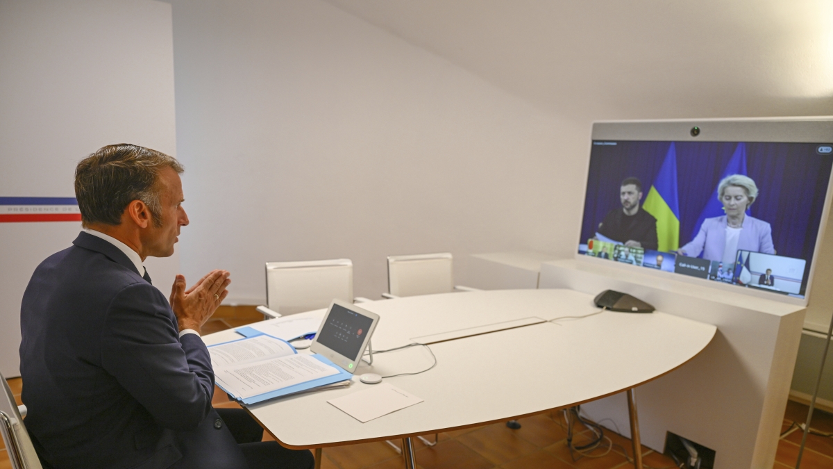 Macron a Kiev: serve aiuto concreto, l'articolo 5 della Nato non basta