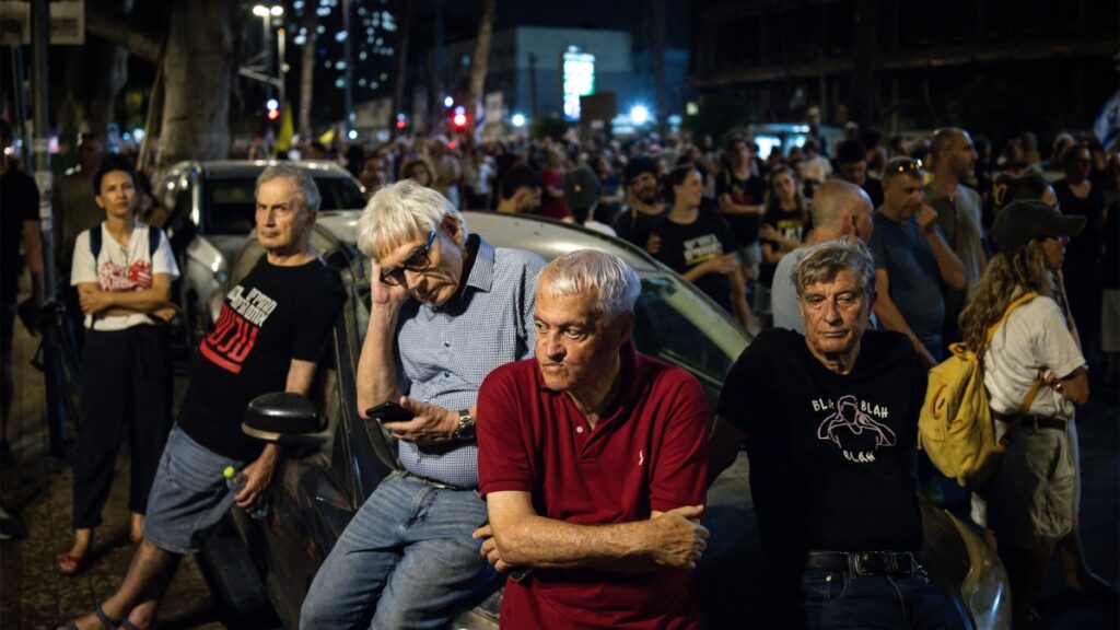 Maxi corteo a Tel Aviv: 350 mila cittadini contro Netanyahu, mentre lui cena con i coloni
