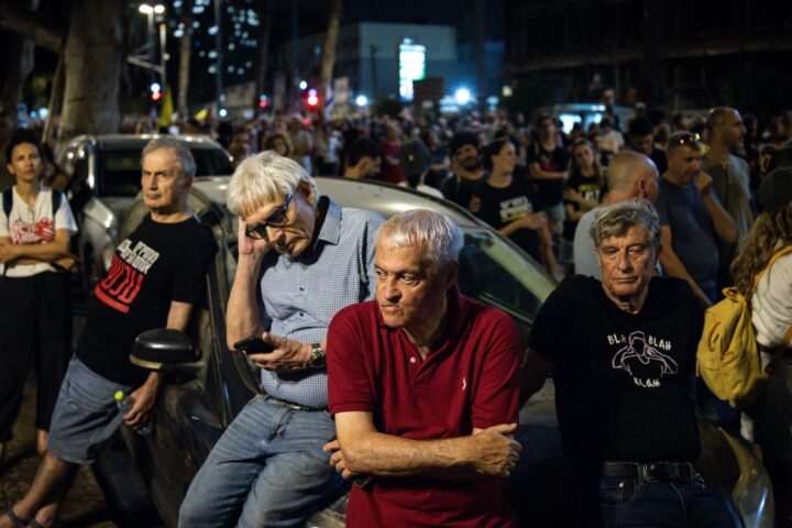Maxi corteo a Tel Aviv: 350 mila cittadini contro Netanyahu, mentre lui cena con i coloni