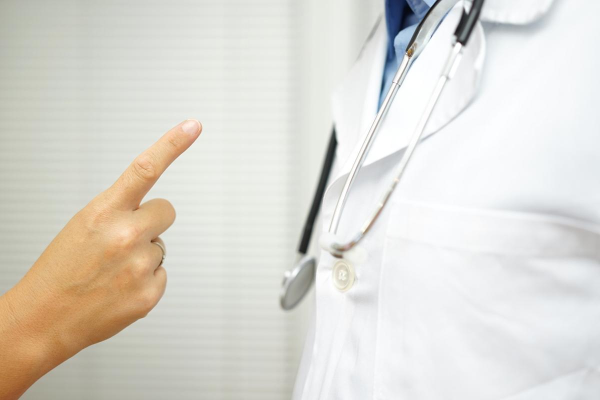 Medico aggredito nello studio di Saponara, la moglie: “Avremo giustizia come per mio padre”