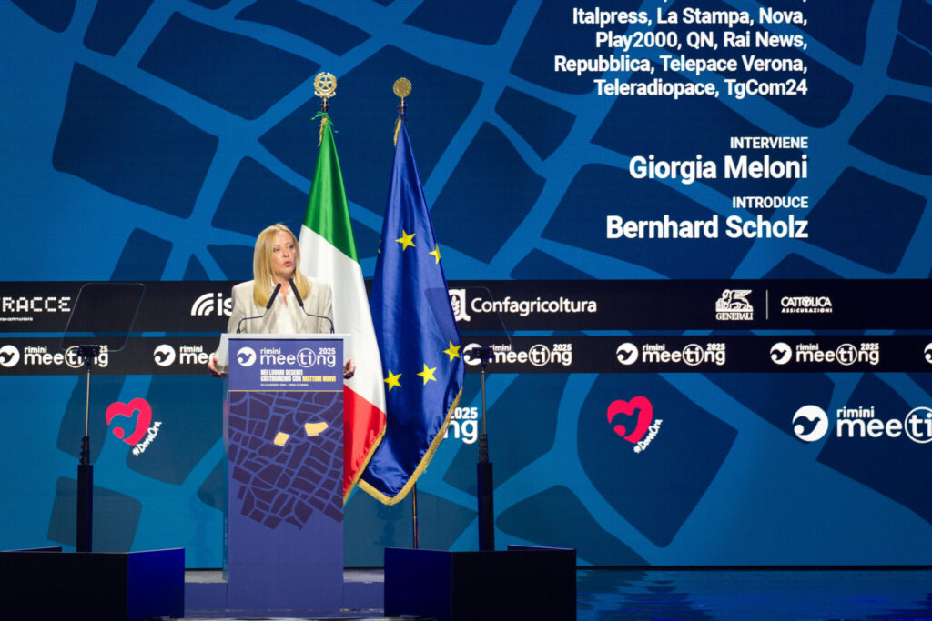 Meloni a Rimini: sostegno alle famiglie con case a prezzi calmierati, critica all'utero in affitto