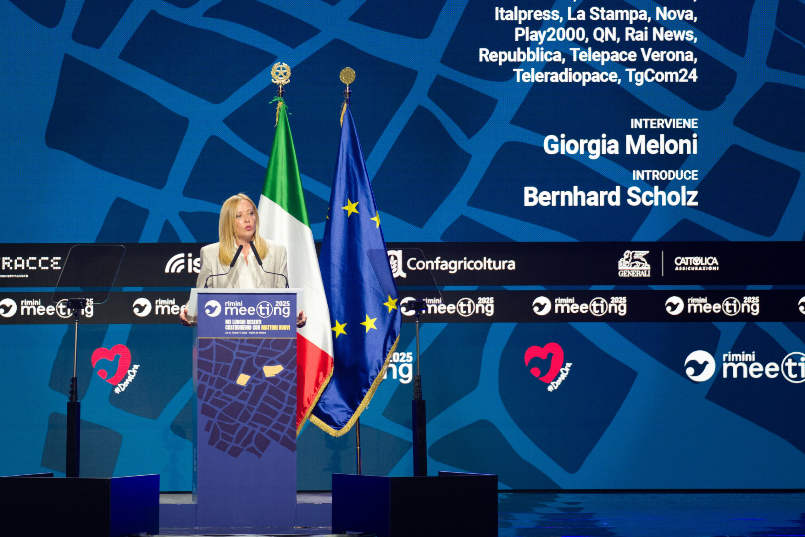 Meloni a Rimini: sostegno alle famiglie con case a prezzi calmierati, critica all'utero in affitto