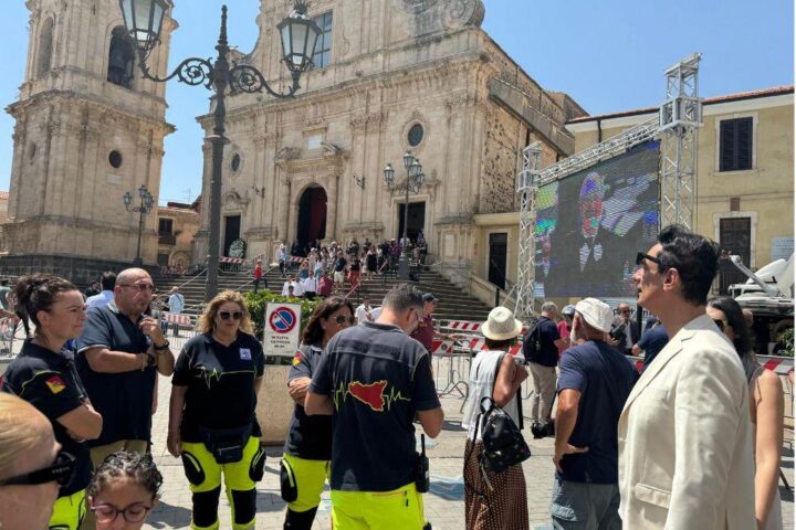 Militello rende omaggio a Pippo Baudo: una lunga processione per il suo ritorno a casa