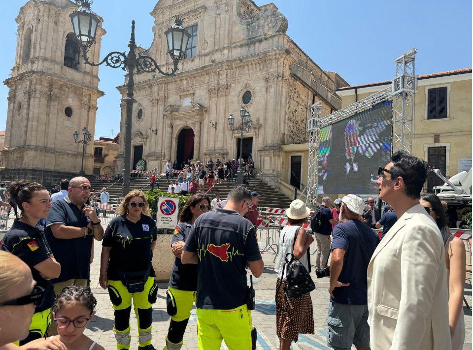 Militello rende omaggio a Pippo Baudo: una lunga processione per il suo ritorno a casa