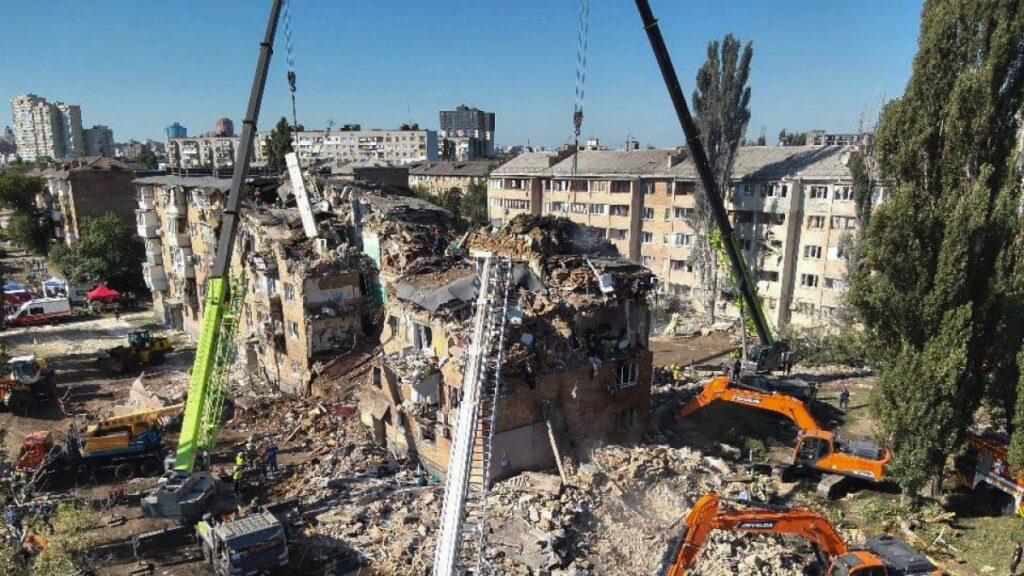 Missili e droni russi attaccano Kiev, venti morti e danni anche all'Unione europea